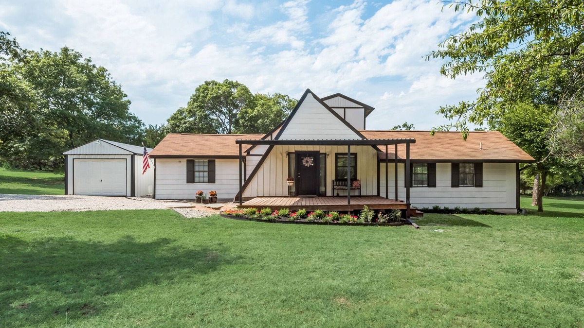 Annetta House | Secluded Country Lodge In Aledo - Pet Friendly!