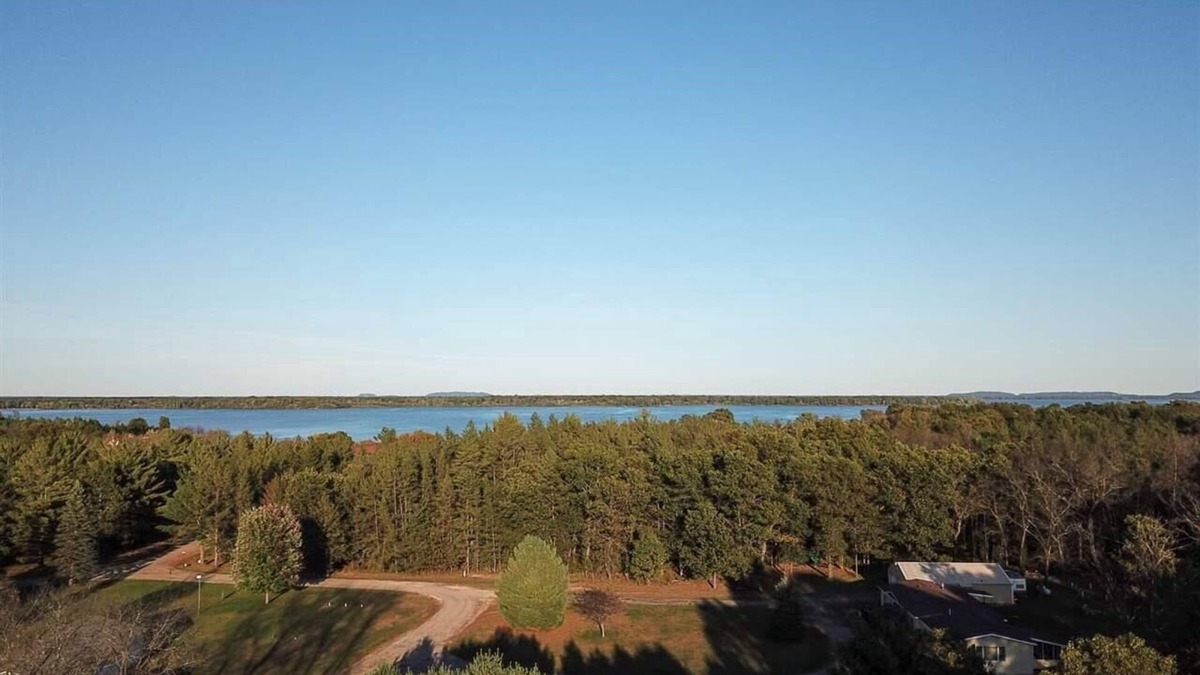 New Lisbon Cabin | Secluded cozy cabin walking distance to Castle Rock Lake - remodeled!