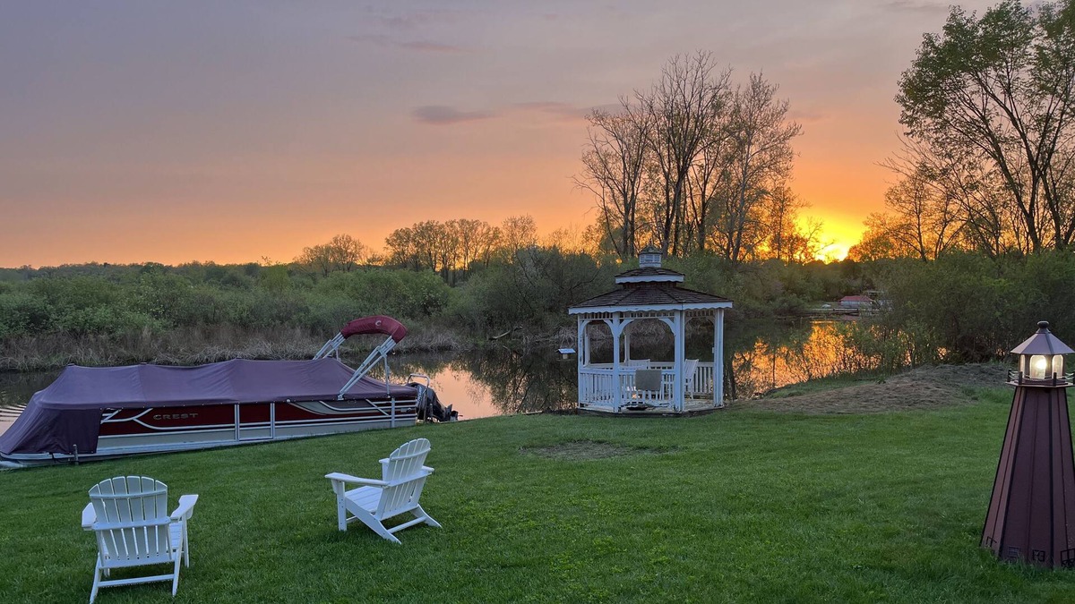 Brooklyn Cottage | Secluded & cozy Vineyard Lake channel front cottage in Irish Hills- 5 Min to MIS