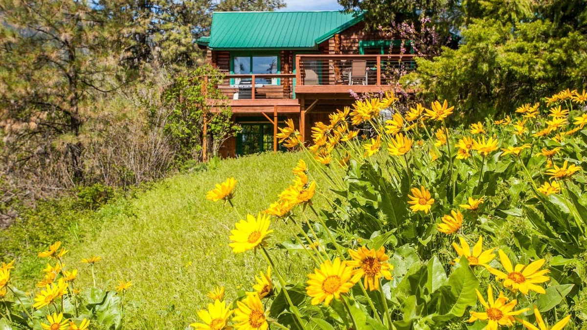 Leavenworth House | Secluded Custom Log Home with Intoxicating Views