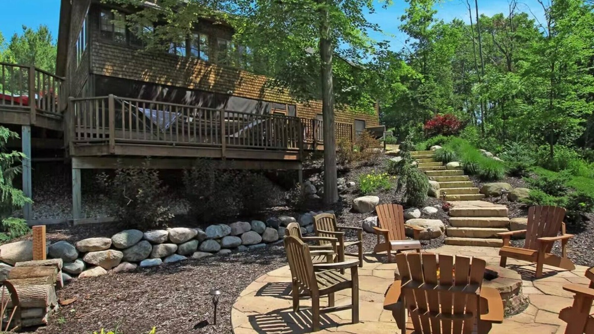 Fennville House | Secluded dog-friendly cabin on 10 acres - hot tub & game room!
