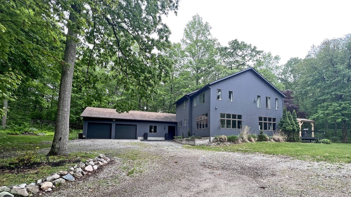 Stonington House | Secluded Farmhouse Retreat - Minutes from Mystic