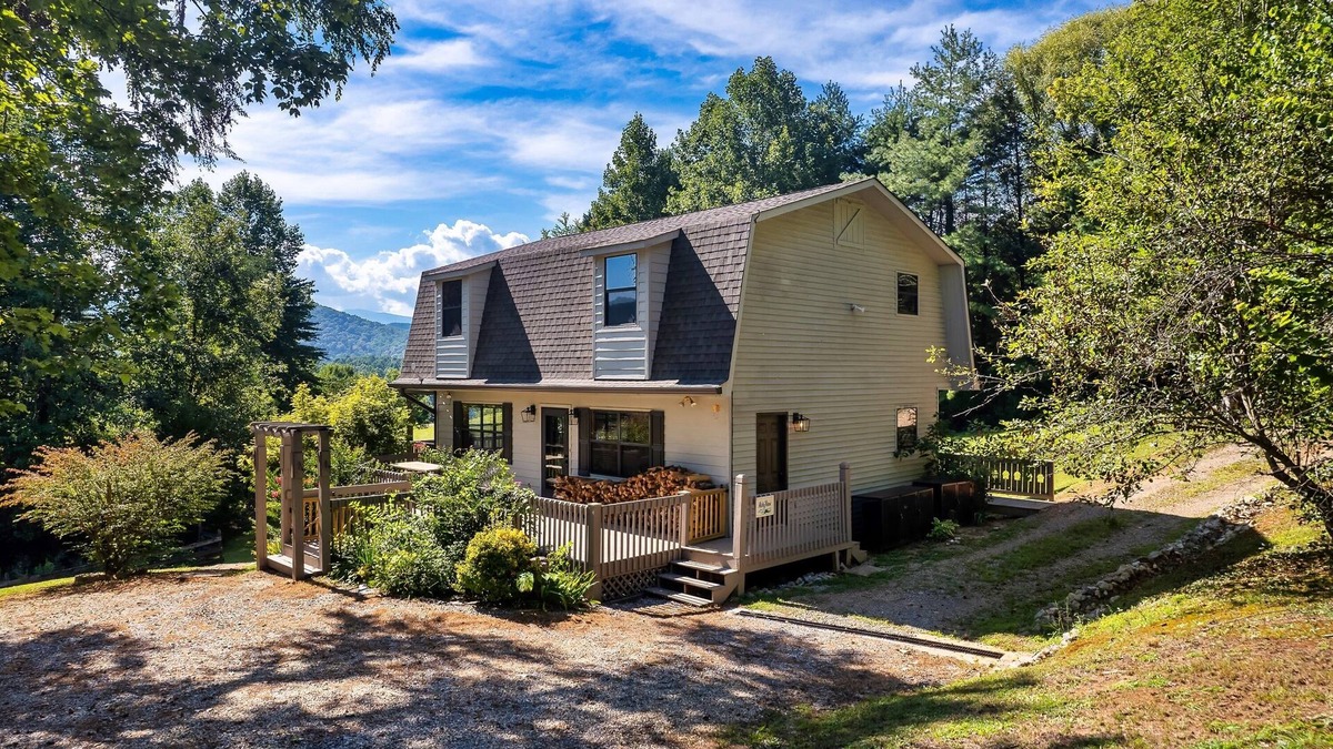 Townsend Cabin | Secluded fully renovated large cabin, with gorgeous mountain views, 5BD, 4BA