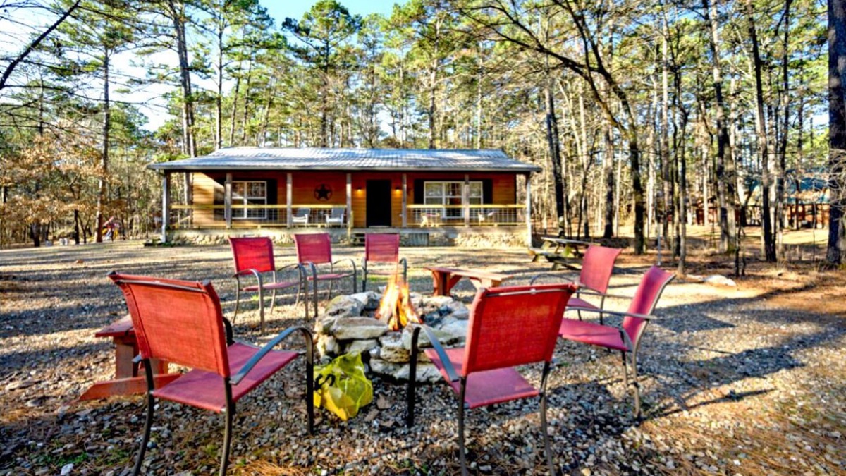 Broken Bow Cabin | Secluded Hochatown Cabin w/Hot Tub, Fire Pit - Sleeps 6 🌲