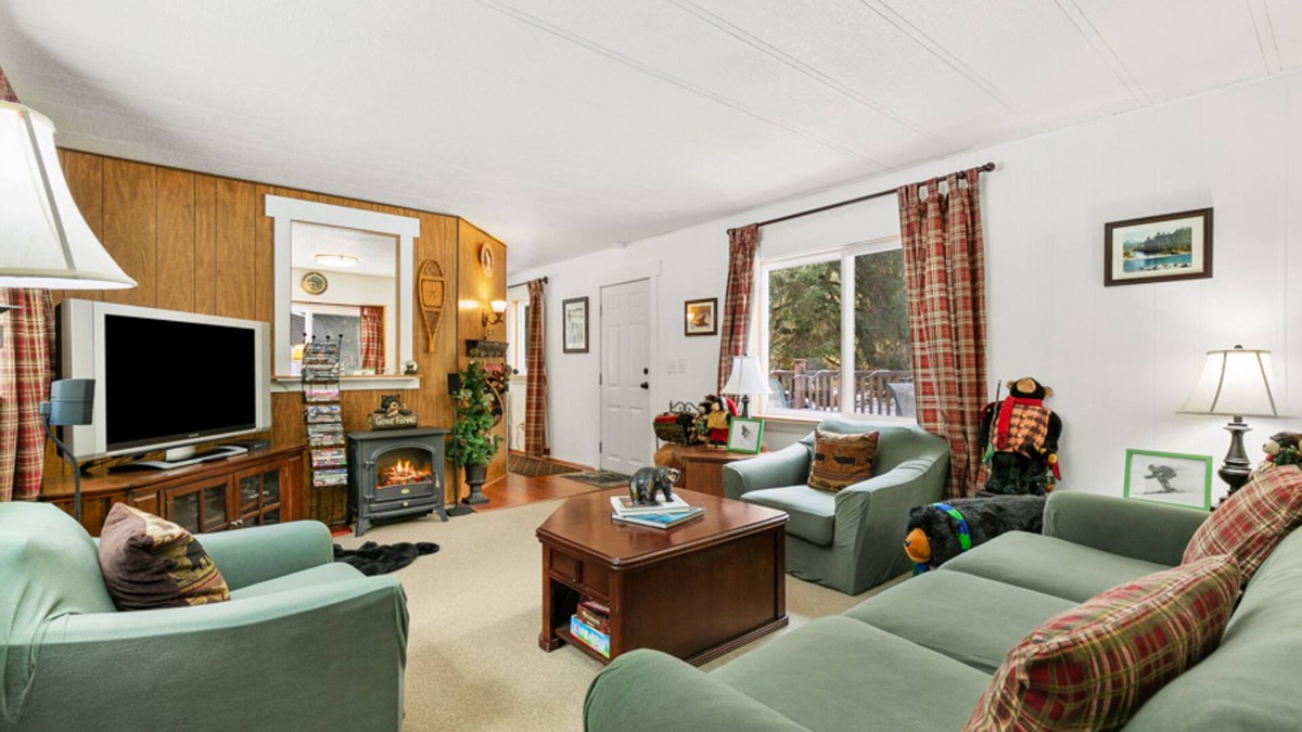 Gold Bar House | Secluded home with hot tub, firepit, & deck - peaceful location