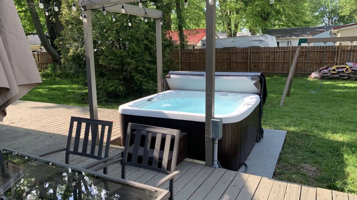 Madison-on-the-Lake Apartment | Secluded Hot Tub Retreat by Ohio Wine Trail & Lake