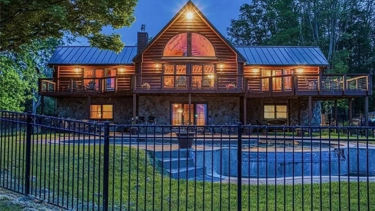 Westfield House | Secluded Lake front log cabin home in Chautauqua County