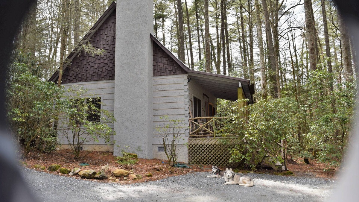 Cashiers Cabin | Secluded-Log Cabin-in town Cashiers-Pet Friendly
