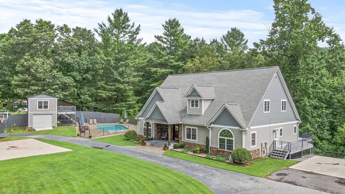 Skyland House | Secluded Luxury Home with Pool and Hot Tub in Asheville * 15 min to Downtown!