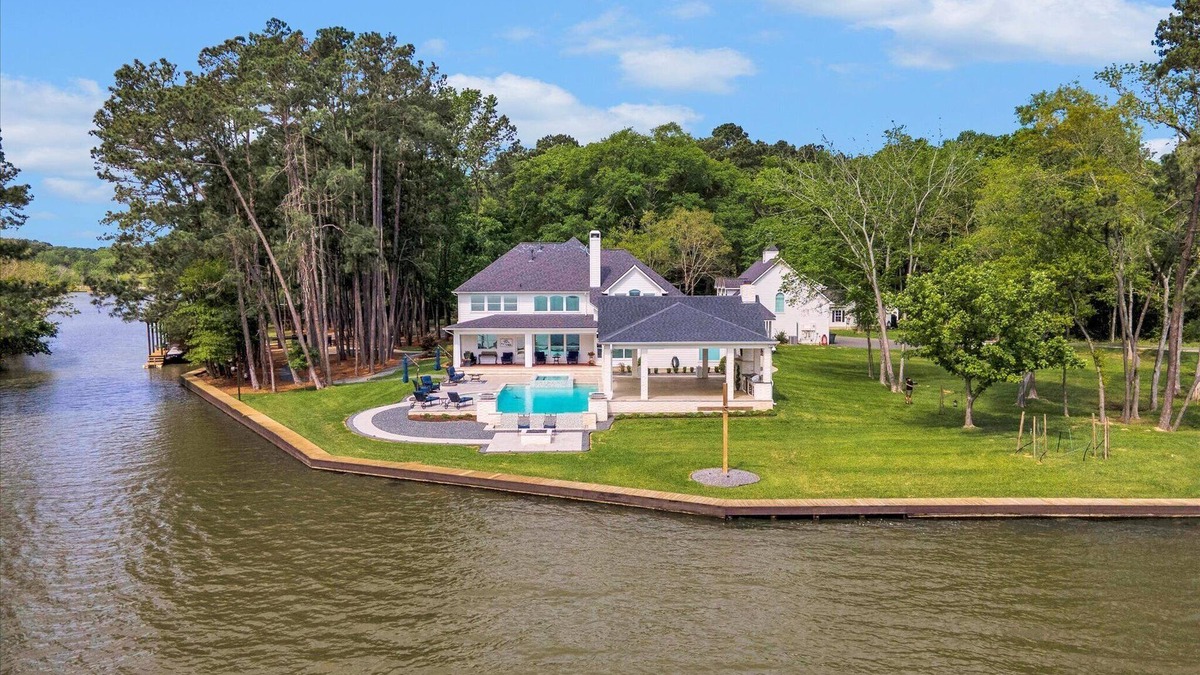 Montgomery House | SECLUDED LUXURY LAKEFRONT ESTATE. WOODED 2.6 ACRES OF PEACE AND RELAXATION.