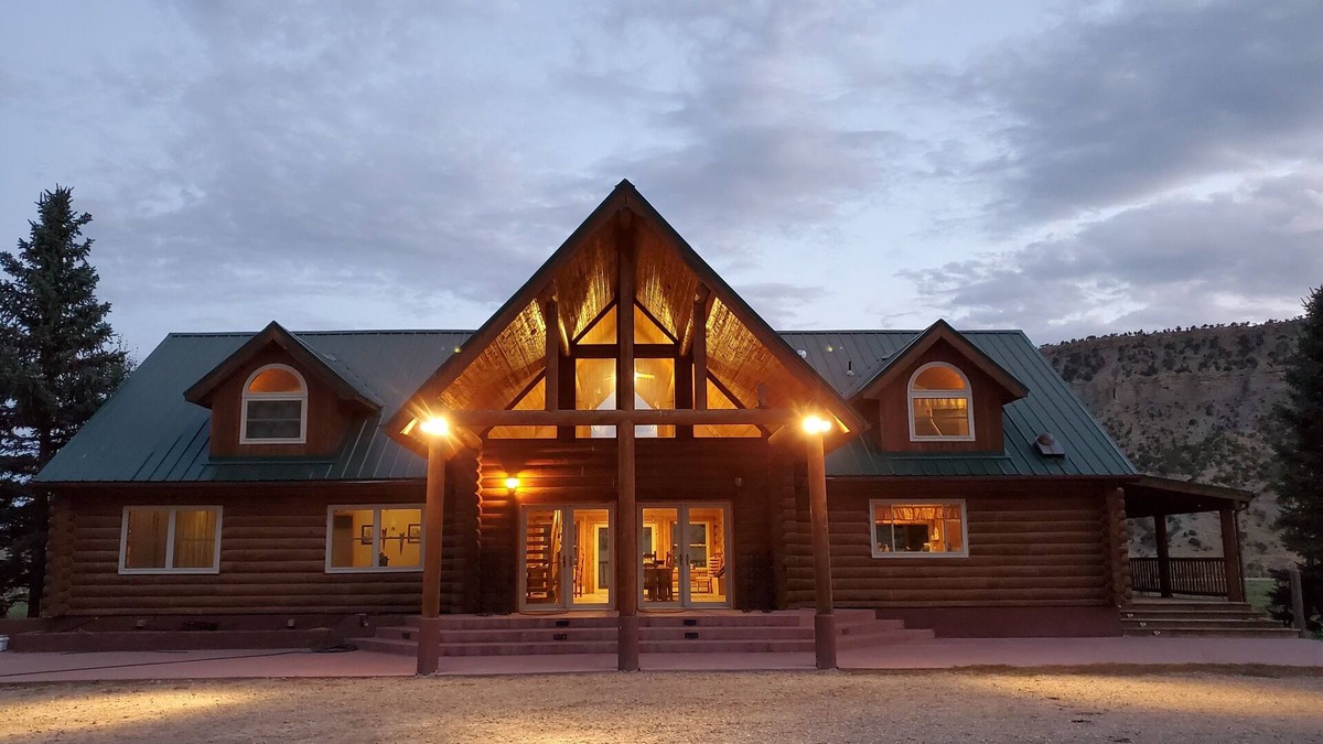 Carbon County Cabin | Secluded luxury lodge that sleeps 34 in beds