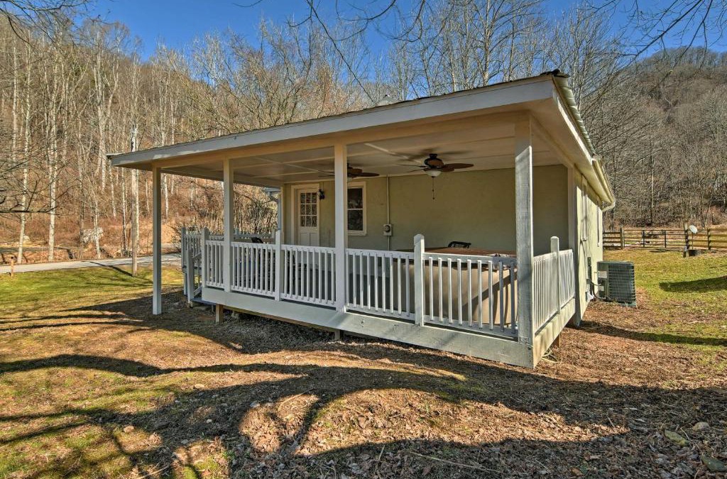 Marshall House | Secluded Marshall Cottage Hot Tub and Mountain View