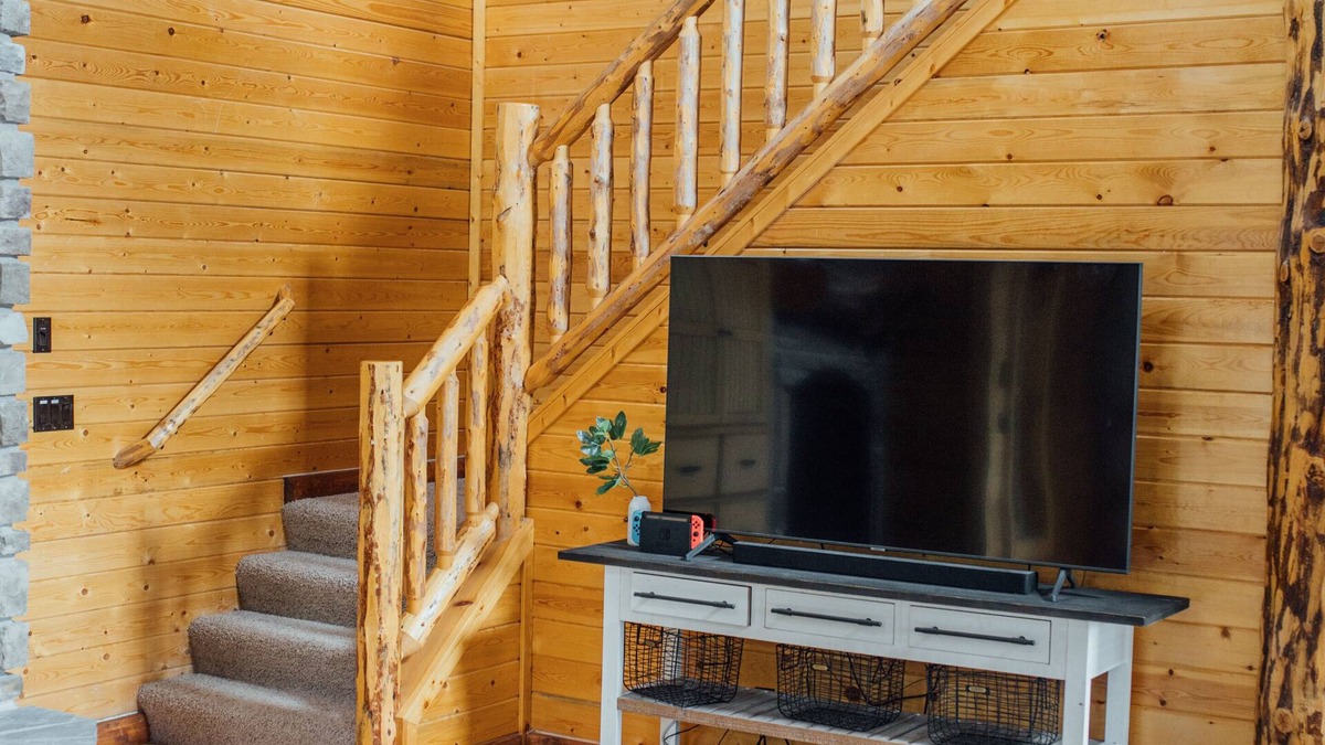 Duck Creek Village Cabin | Secluded Modern Cabin with Hot Tub