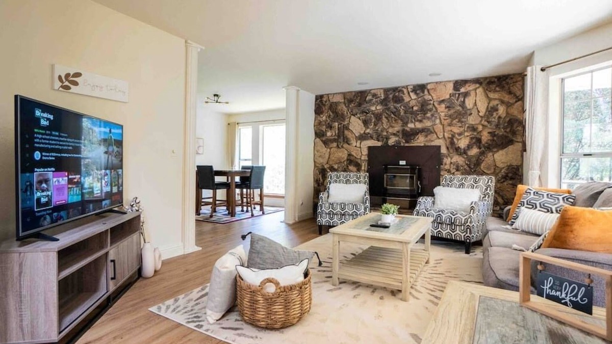 Oakhurst House | Secluded Modern House | Gazebo, Pet, BBQ, Mtn View