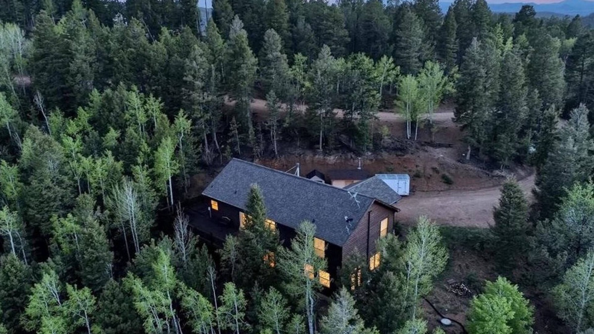 Rainbow Valley House | Secluded Modern Mountain Home, Views, Wifi, Hot Tub