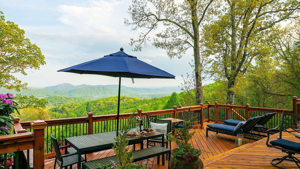 Skyland House | Secluded Mountaintop Luxury Estate-Spectacular Views-Fire Pit-Jacuzzi-Ping Pong