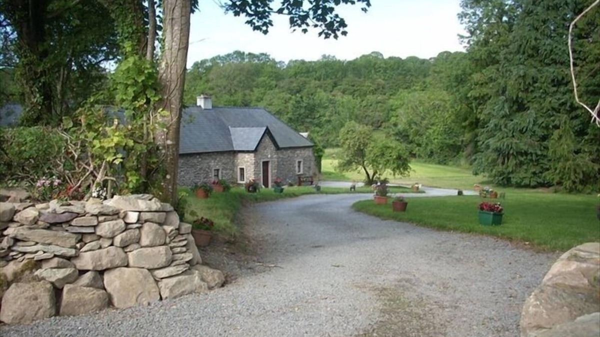 Ninemilehouse Cottage | Secluded, Private Cottage on 4 Acres by a River