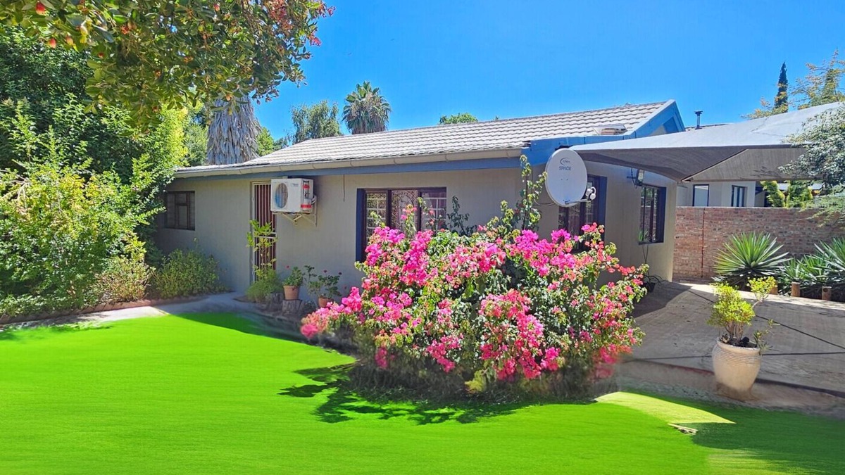 Oudtshoorn Cottage | Secluded Self Gatering Garden Cottage with own private entrance and yard