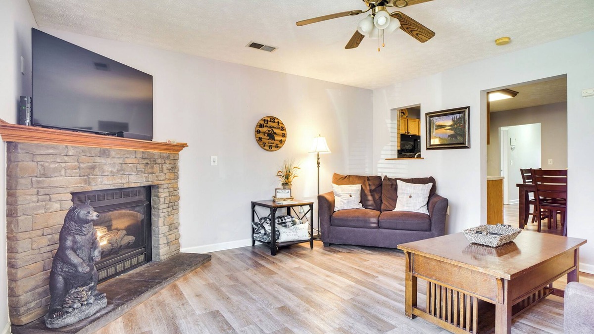 Sevierville Condo | Secluded Sevierville Condo w/Hot Tub + Mtn Views!