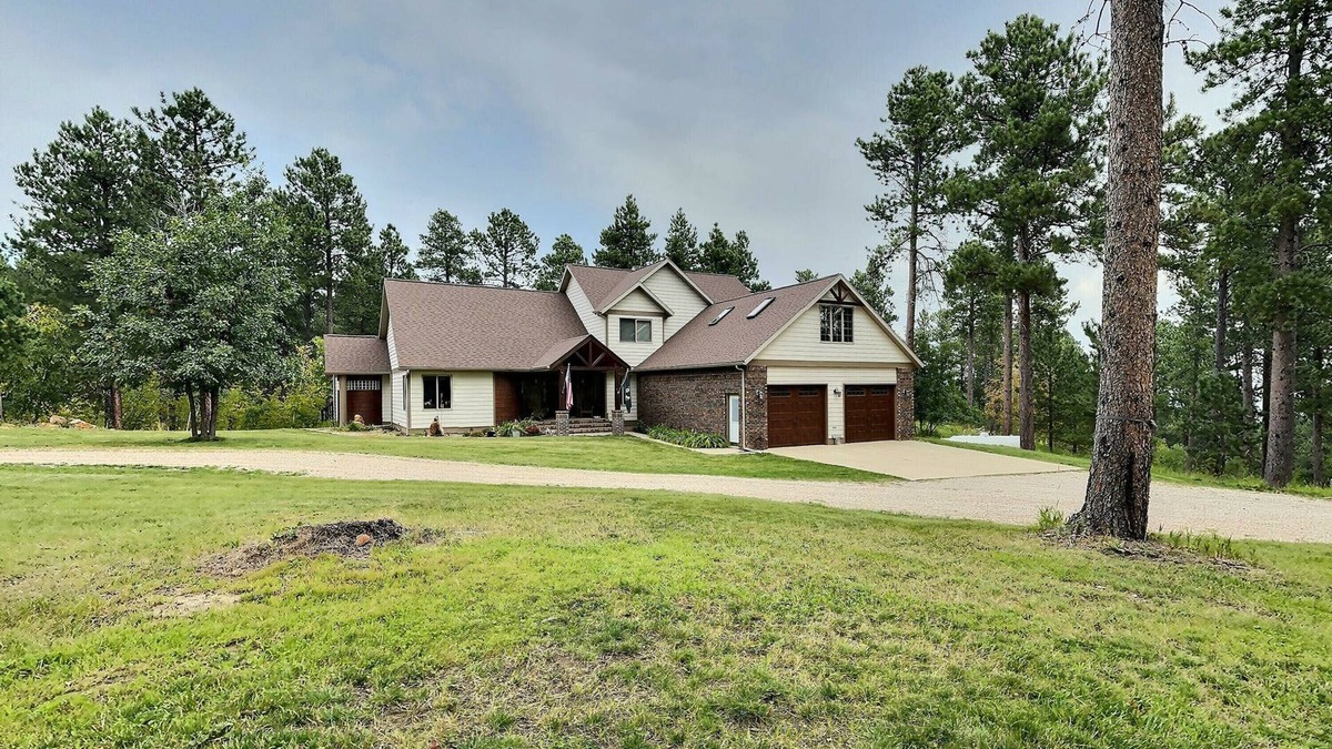 Spearfish House | Secluded Wildlife Haven close to Spearfish and Deadwood with Hot Tub and Garage.