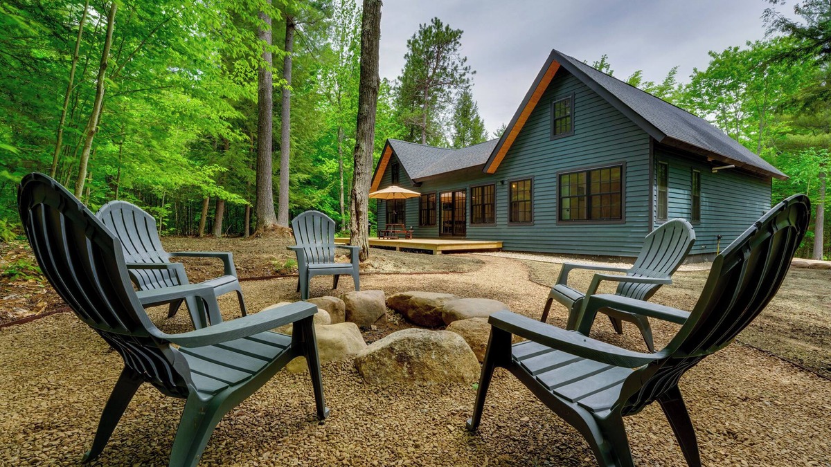 North Pole Cabin | Secluded Wilmington Cabin: Fire Pit & Grill