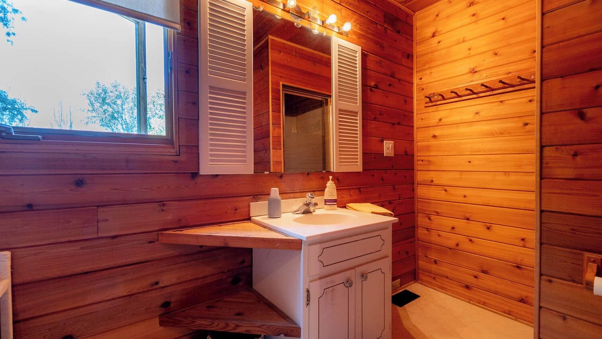 Fort Erie House | Second Wind - Visit our Charming House with Modern Comforts & Stunning Views