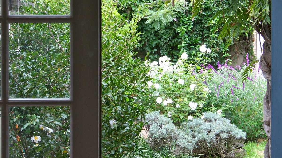 Oak Park House | Secret Garden Hideaway-3 bd/4bth, beautiful yard, walk to town. Pet friendly, AC
