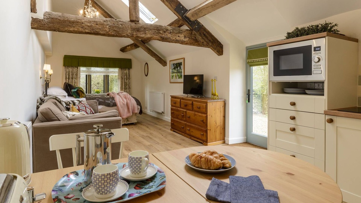 Chipping Sodbury Apartment | Secret Garden studio at Woodcock Farm