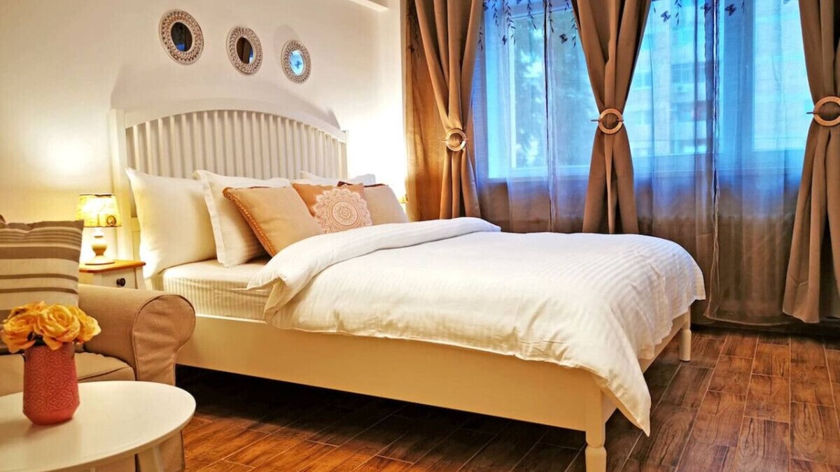 Sector 4 Apartment | Sector 4 Charming Studio Apartment near Metro & Sun Plaza Mall