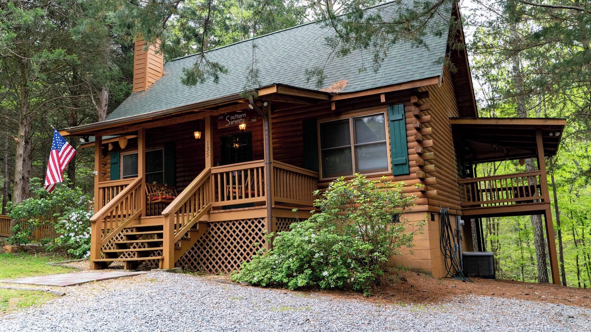 Warm Springs Cabin | See Callaway's Pumpkins and Fantasy in Lights at Southern Serenity - Fiber Wifi