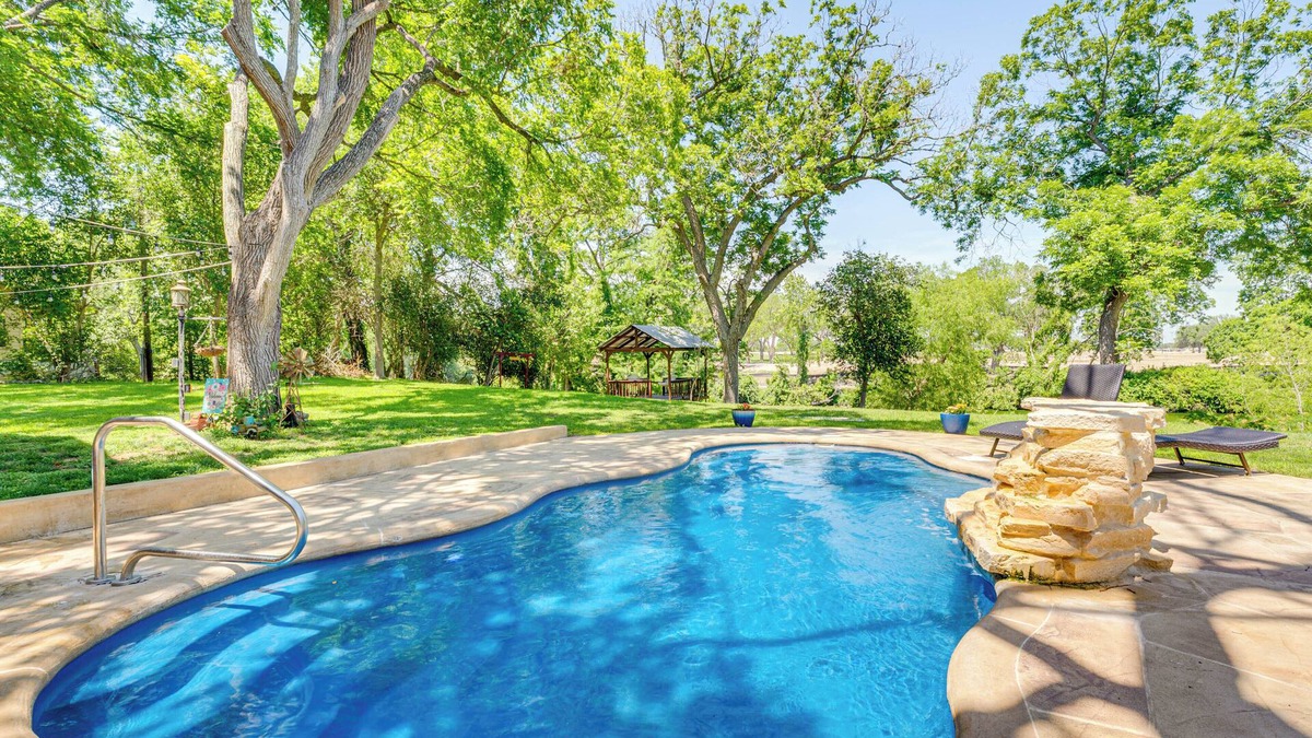 Seguin House | Seguin Riverfront Retreat: Fishing Dock + Kayaks!