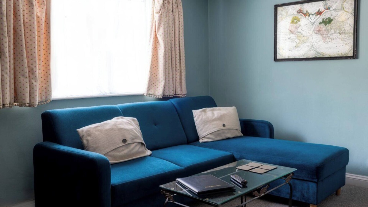 Box House | Self catered Lodge near Bath, private entrance, slate bathroom, parking, Wifi