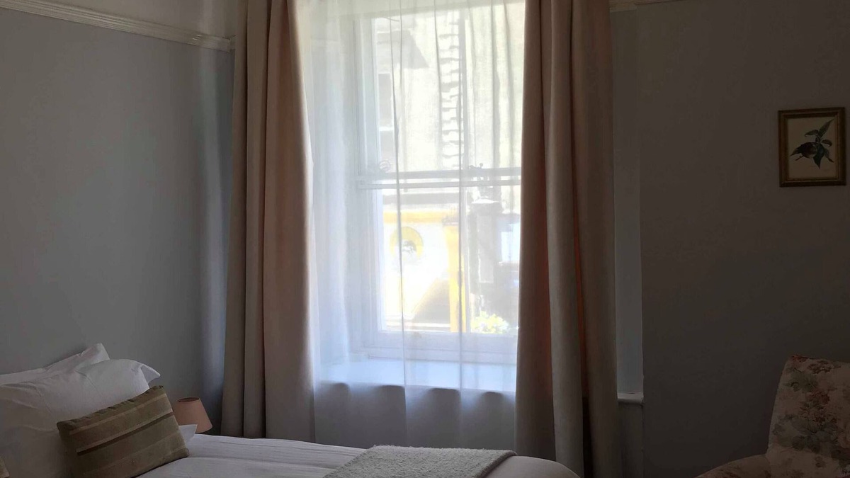 Glastonbury Apartment | Self Catering 2 Bedroom apartment on High Street