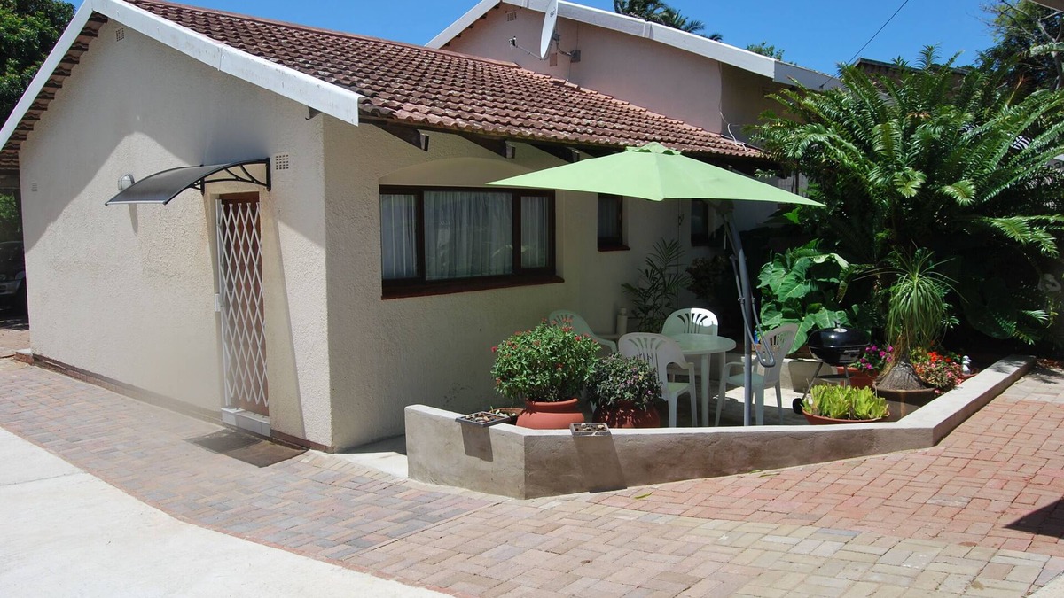 Manaba Beach House | Self Catering Cottage Sleeps 5 in two Bedrooms