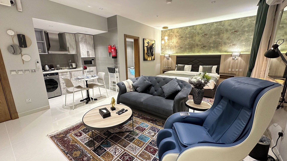 Jeddah Apartment | Self Check-in Luxury Studio near to airport with HotTub, WiFi & 75" Smart TV