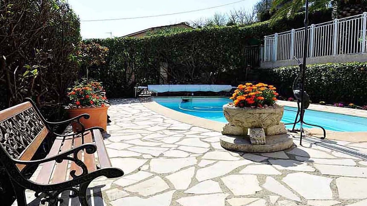 Grasse Apartment | Self-contained apartment in villa 4 Pers. + 1 child, pool & garden