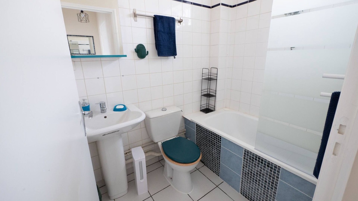 Betheny Apartment | Self-contained apartment, ARENA area, la CARTONNERIE, champagne house.