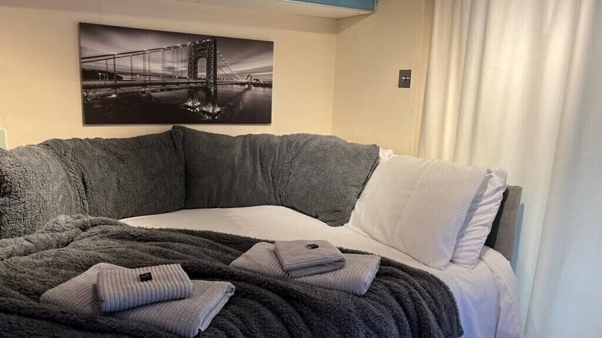 Cambridge Apartment | Self-contained studio annex - loft bed for 8-16yrs
