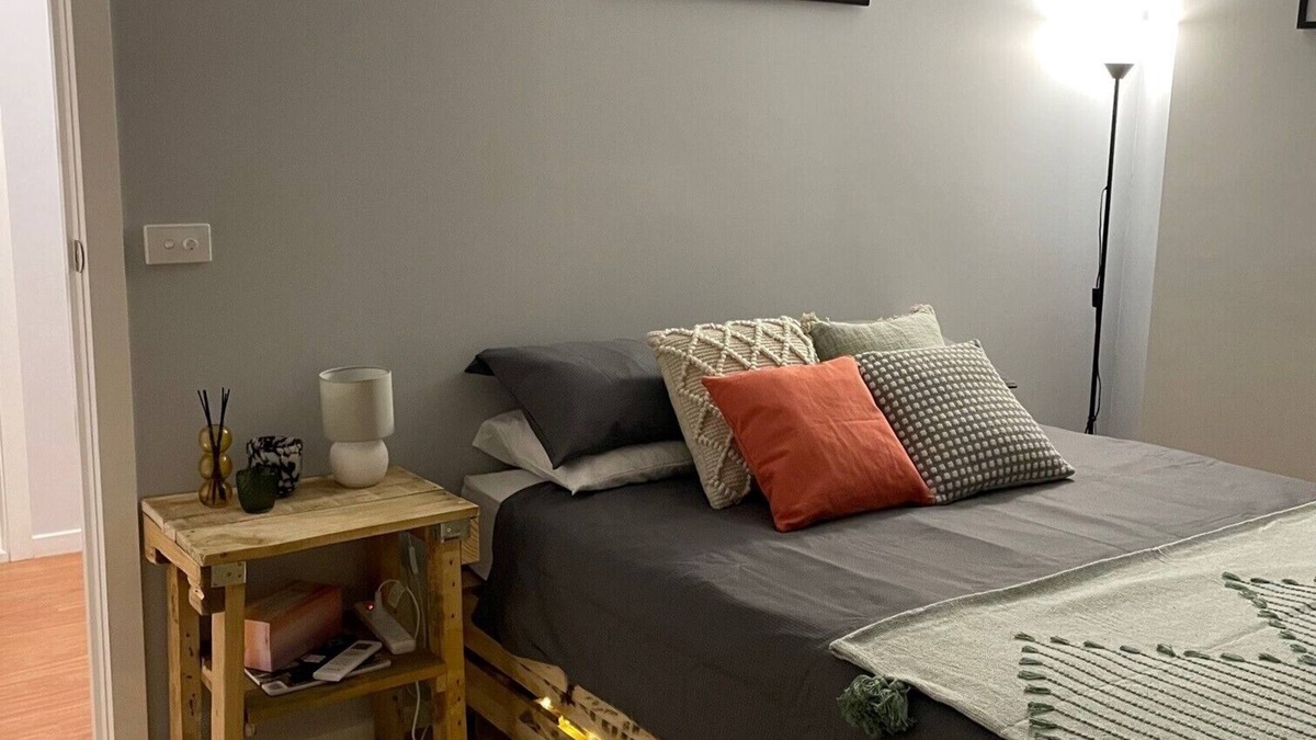 Swan Hill House | Self contained studio boasts a clean homely feeling, fully self contained.