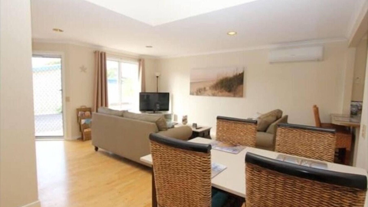 Cowes House | Self Contained Unit Close to the Beach