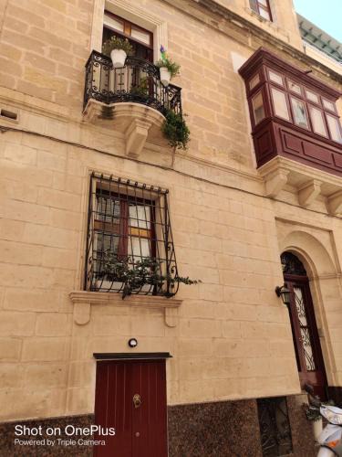 Senglea Apartment | Semi-basement, cosy apartment interconnected to our residence a traditional Maltese townhouse