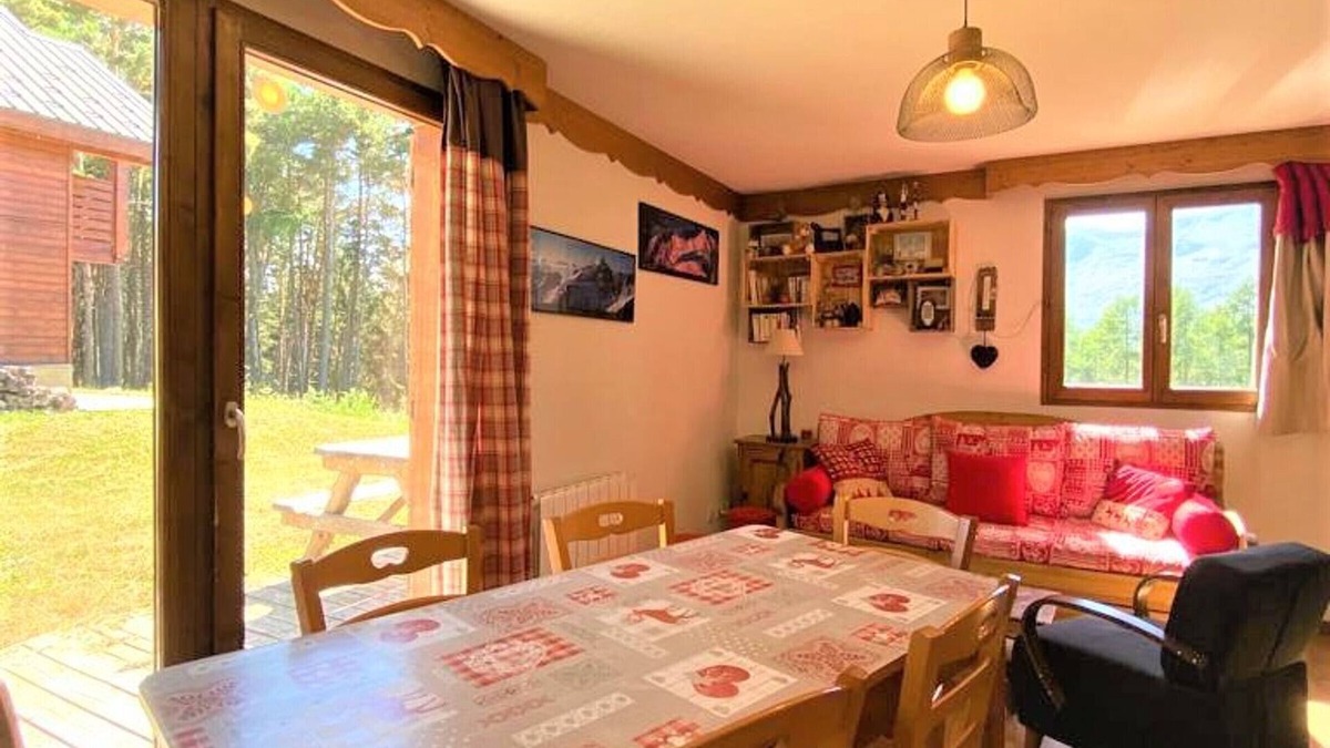 La Joue du Loup Ski Chalet | Semi-Detached Chalet 3 Rooms with Ski Storage and Free Parking
