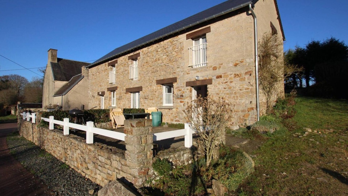 Angoville-sur-Ay Cottage | Semi-detached house with terrace and BBQ near Lessay