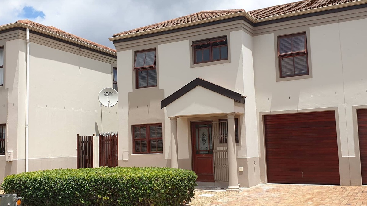 Tokai House | Semi-detached Town House with 3 bedrooms, 2.5 bathrooms, lounge and patio