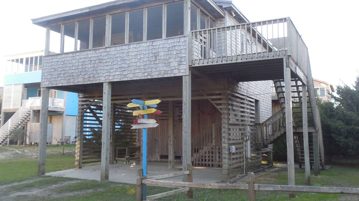 Avon Cottage | Semi-Oceanfront Classic: rare find perfect for couples and small families