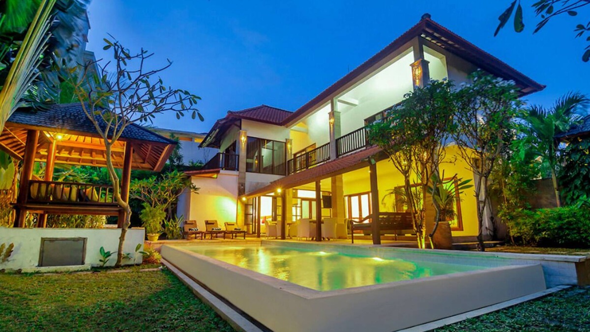 Petitenget Villa | SEMINYAK, WALK TO BEACH, 7 BDRM, AMAZING VALUE