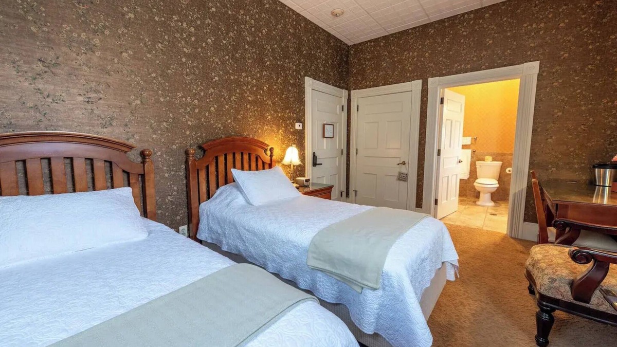 Geneseo Bed & Breakfast | Seneca Room - Big Tree Innnn