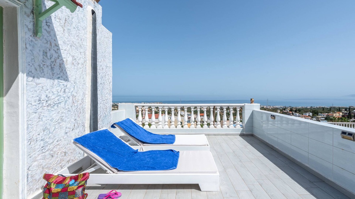 Piskopiano Apartment | Senior Citizen Suite in Blue