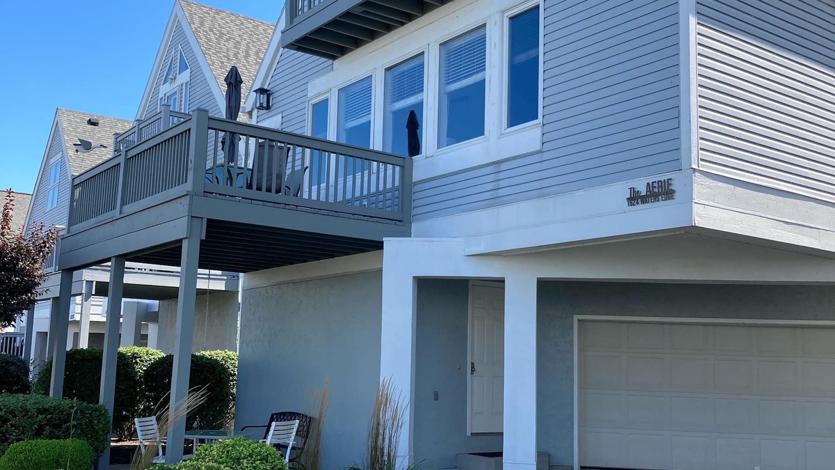 Port Clinton House | Sensational Lakefront Beach House - 4 bed/3 bath w/heated pool and hot tub