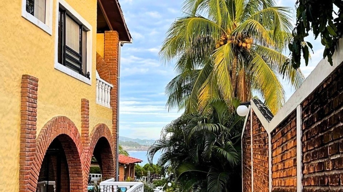 Tamanique House | Sensational Surfers Paradise Casita or . "Love Shack"